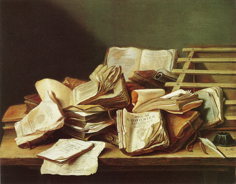 Sur une table, une pile désordonnée de livres ouverts, cornés et de feuillets froissés