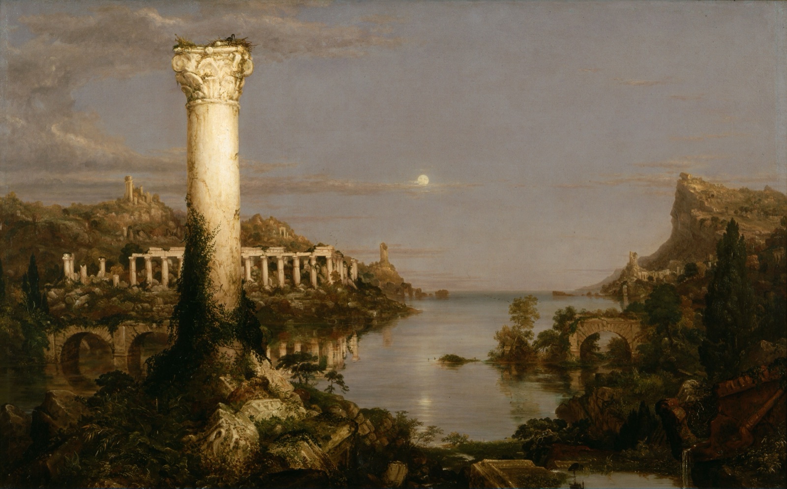 Au crépuscule, une colonne solitaire envahie de végétation se dresse au bord de l'eau, parmi les ruines d'une cité antique