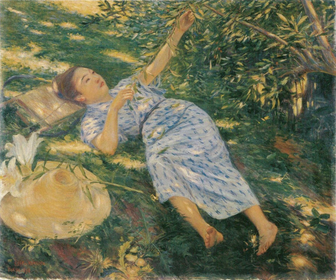 Une jeune femme en kimono d'été bleu, allongée dans l'herbe à l'ombre d'un arbre, un chapeau de paille et des lys posés près d'elle
