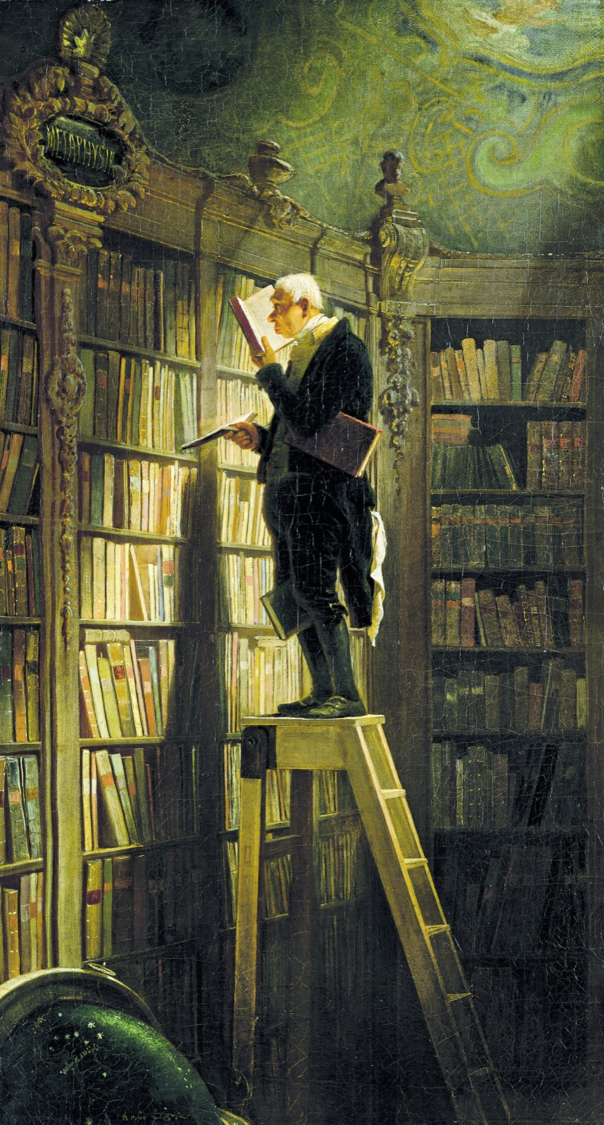 Dans une haute bibliothèque baroque, un vieil homme perché sur une échelle lit un livre, d'autres coincés sous le bras et entre les genoux