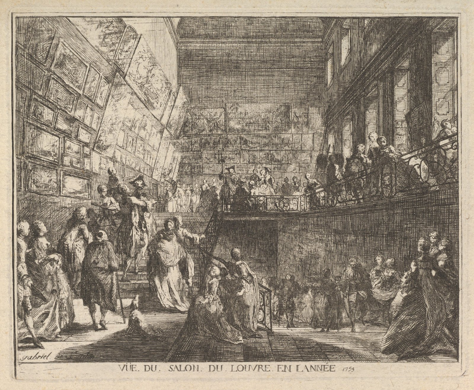 Une haute salle dont les murs sont couverts de tableaux jusqu'au plafond ; des visiteurs montent un escalier et se pressent sur une galerie à balustrade