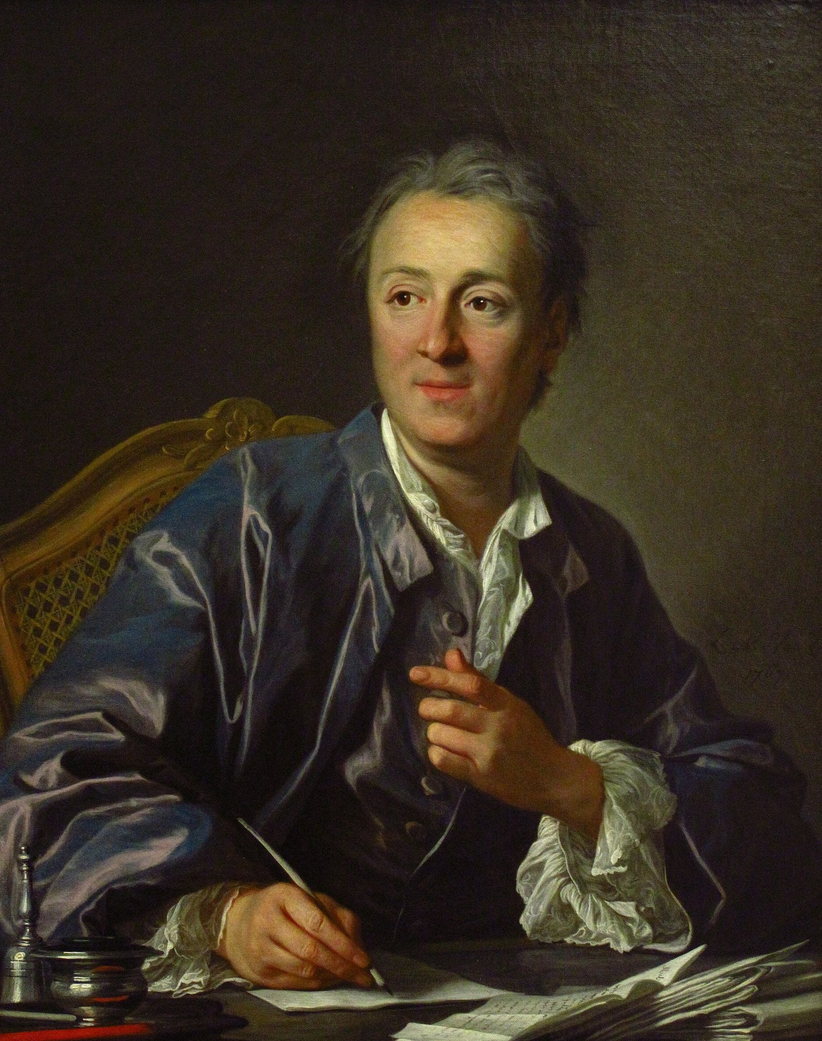 Un homme en robe de chambre bleue, assis à sa table, la plume à la main, tourne la tête vers le spectateur et lève l'index