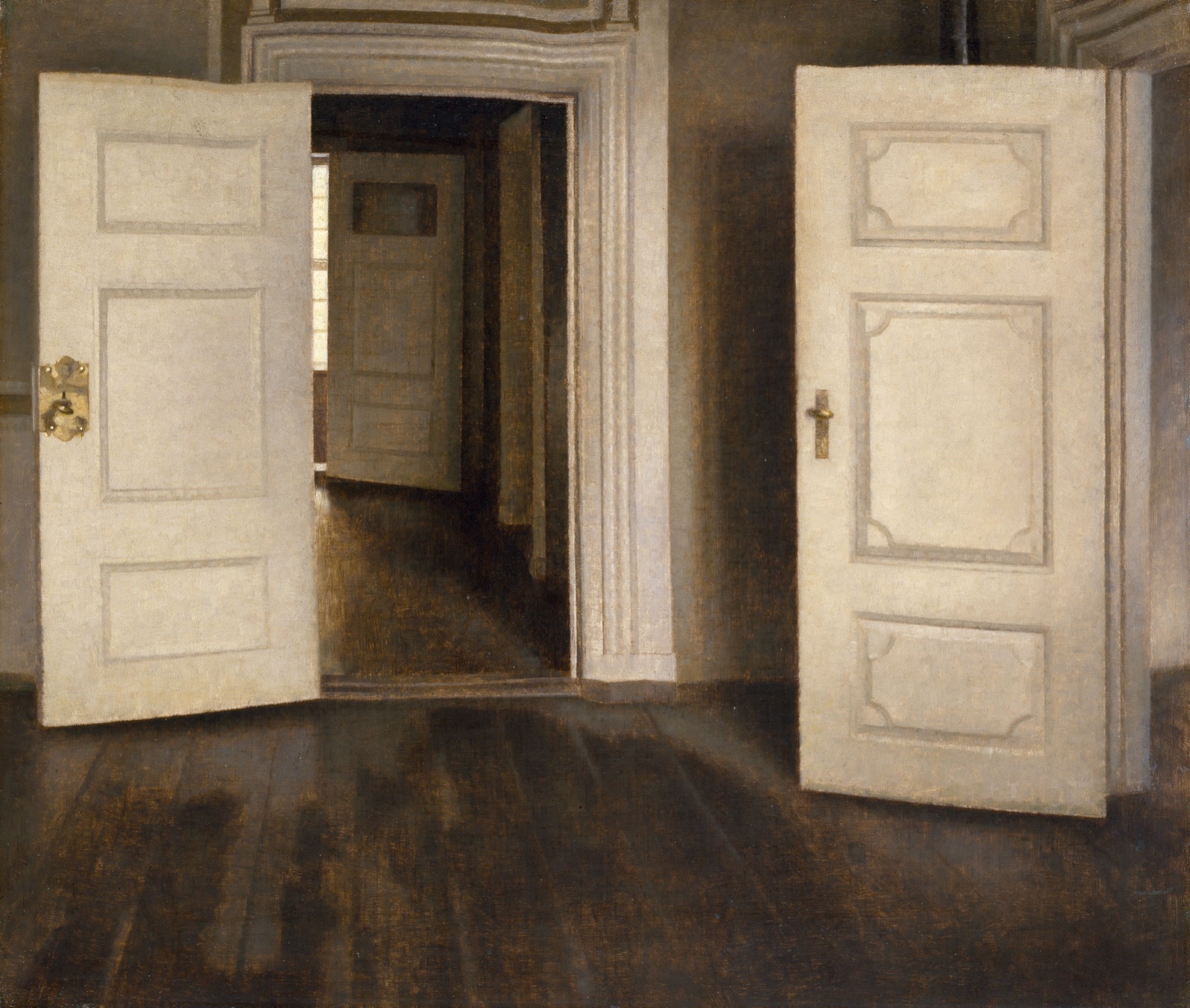 Un intérieur vide aux murs clairs : trois portes blanches ouvertes en enfilade sur un parquet sombre