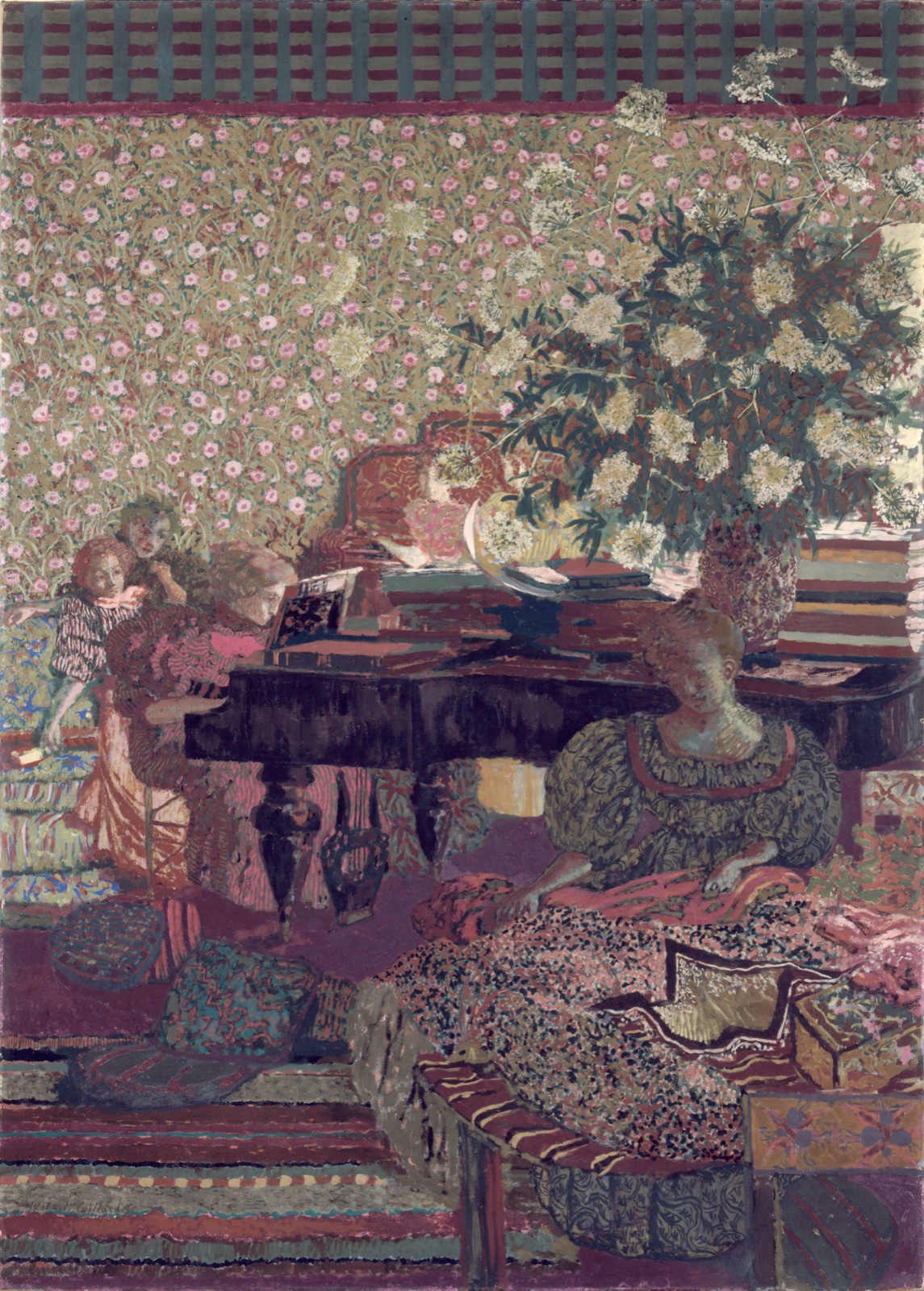 Dans un salon tapissé de motifs, une femme au piano et des personnages se fondent dans les tissus, les tapis et les bouquets