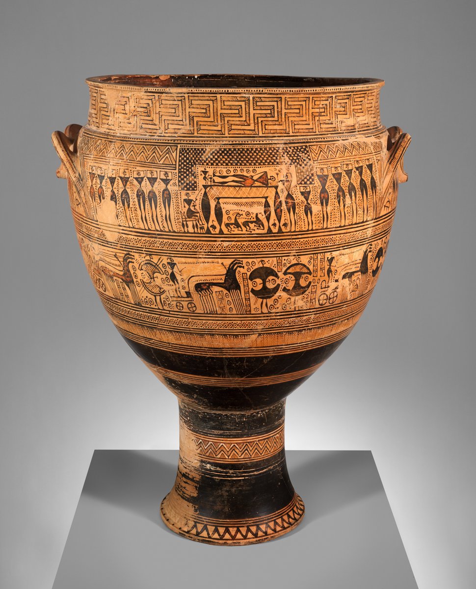Grand vase grec à pied haut, couvert de bandes de motifs géométriques et de frises de chars et de guerriers stylisés