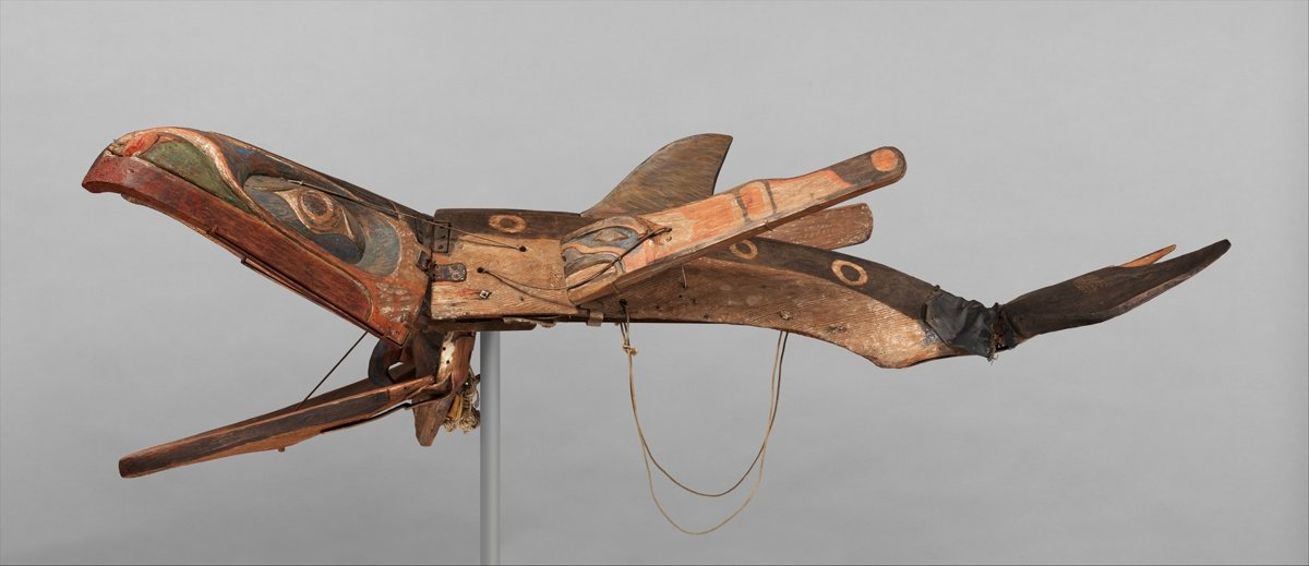 Long masque de bois sculpté et peint, en forme de baleine, avec des volets articulés reliés par des cordelettes