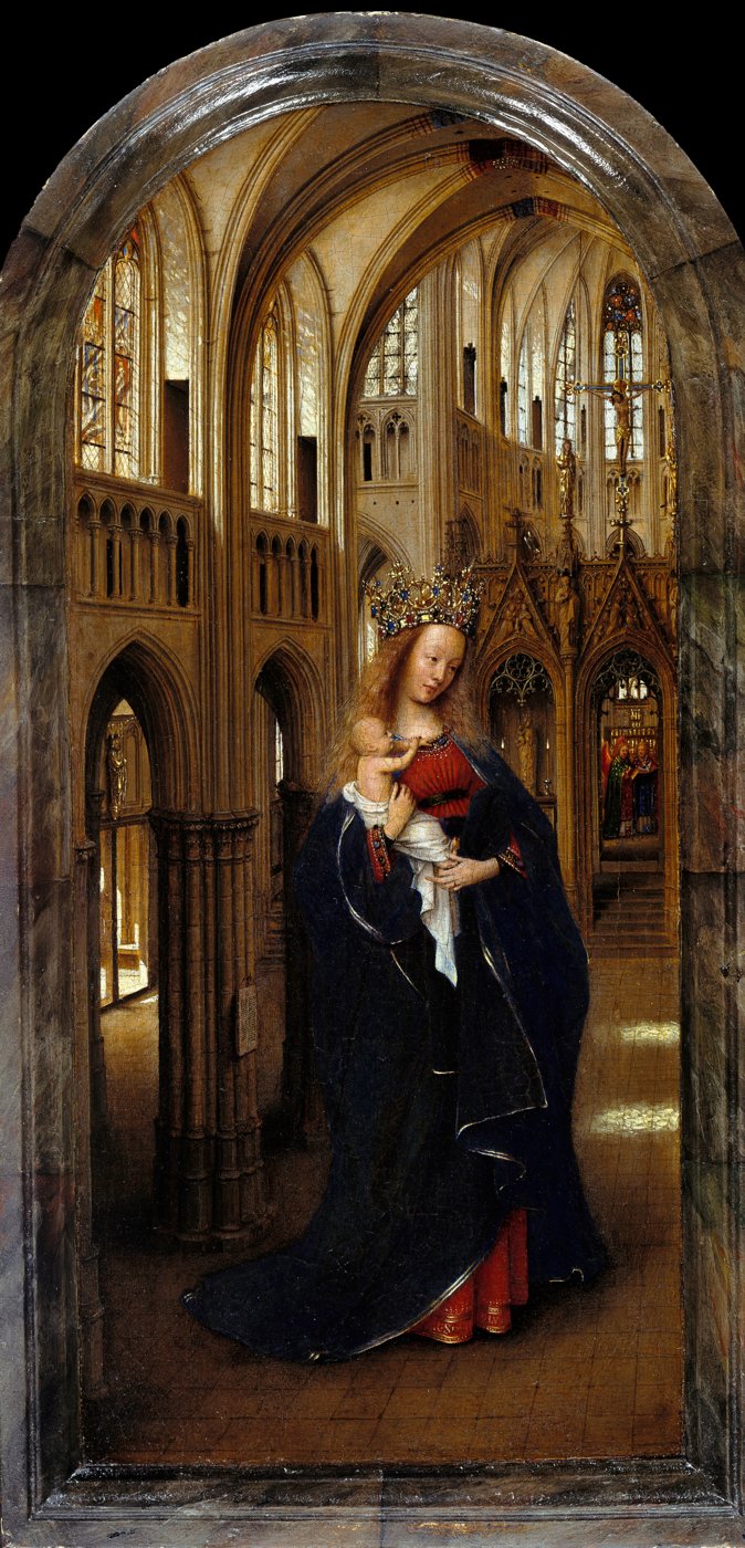 Une Vierge à l'Enfant, immense, dans la nef d'une église gothique baignée de lumière