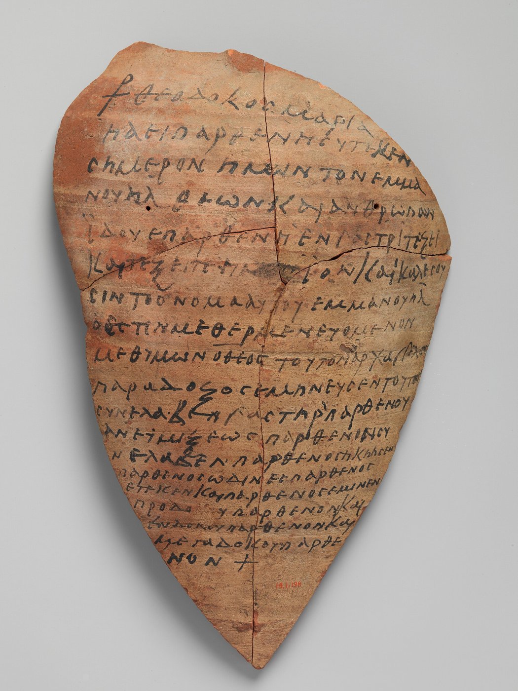 Fragment de poterie couvert de lignes d'écriture à l'encre