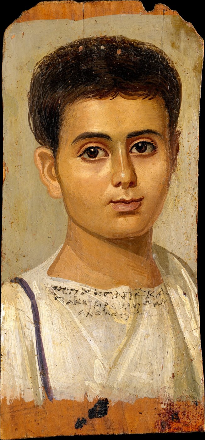 Portrait peint d'un jeune garçon aux grands yeux, vêtu d'une tunique blanche