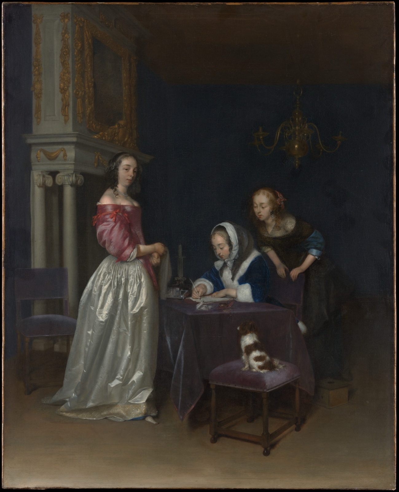 Une jeune femme assise écrit une lettre tandis qu'une autre, penchée sur son épaule, la lit ; une troisième, debout en robe de satin, attend à côté de la table où se tient un petit chien