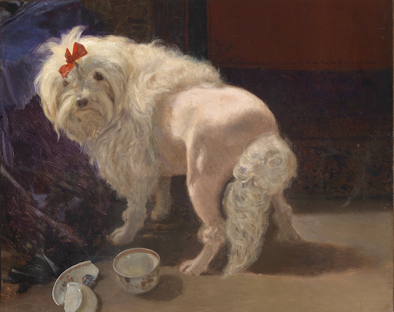 Un petit chien blanc à poils longs, un nœud rouge sur la tête, regarde par-dessus son épaule ; à ses pieds, une tasse de porcelaine et les morceaux d'une coupe brisée