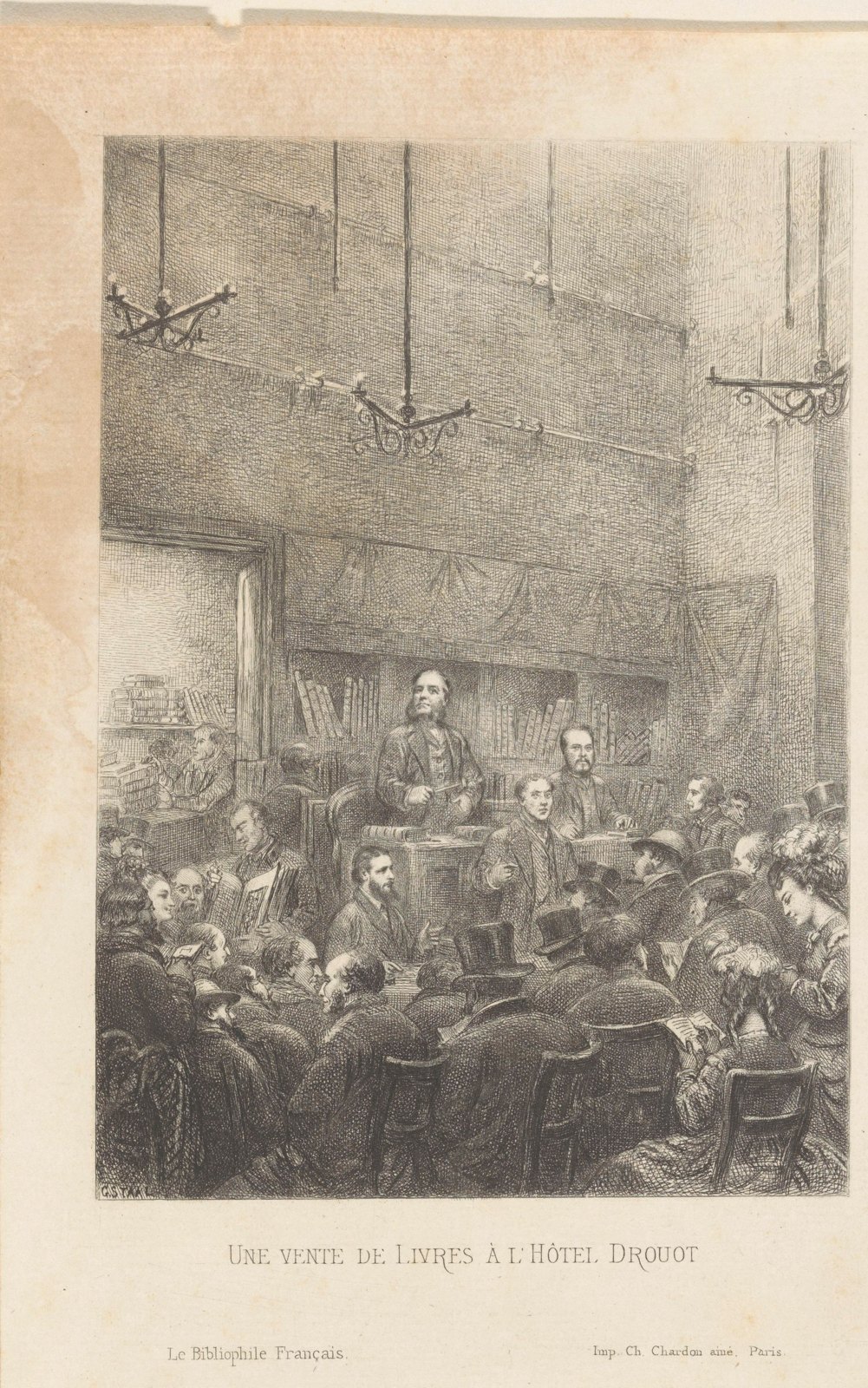 Gravure : une salle de ventes bondée, éclairée par des lustres ; au centre, le commissaire-priseur debout derrière son bureau, entouré d'acheteurs assis, certains en chapeau haut-de-forme