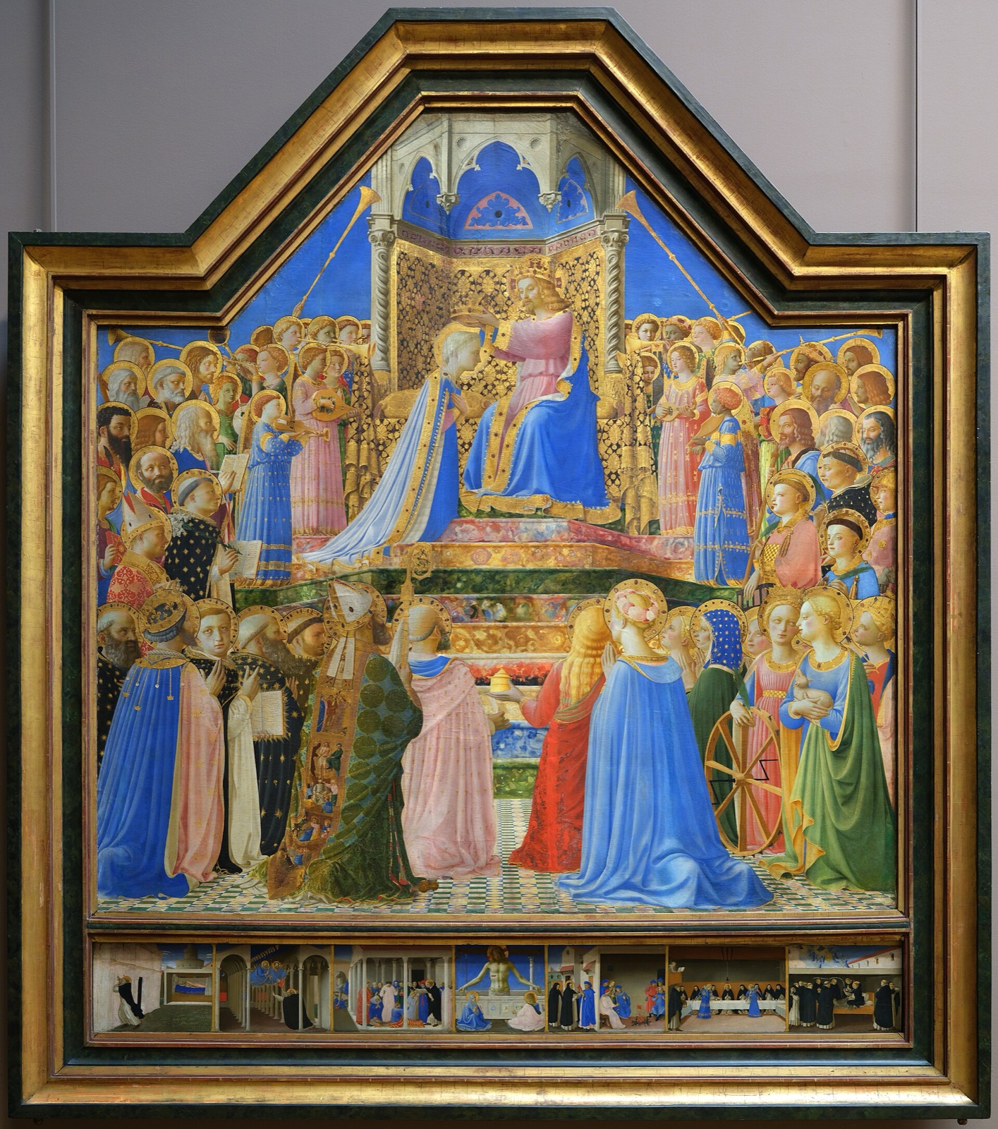 Le Christ couronne la Vierge sur un trône doré, sous un dais bleu, entourés d'anges et d'une foule de saints aux manteaux bleus, roses et verts ; en bas, une prédelle de petites scènes