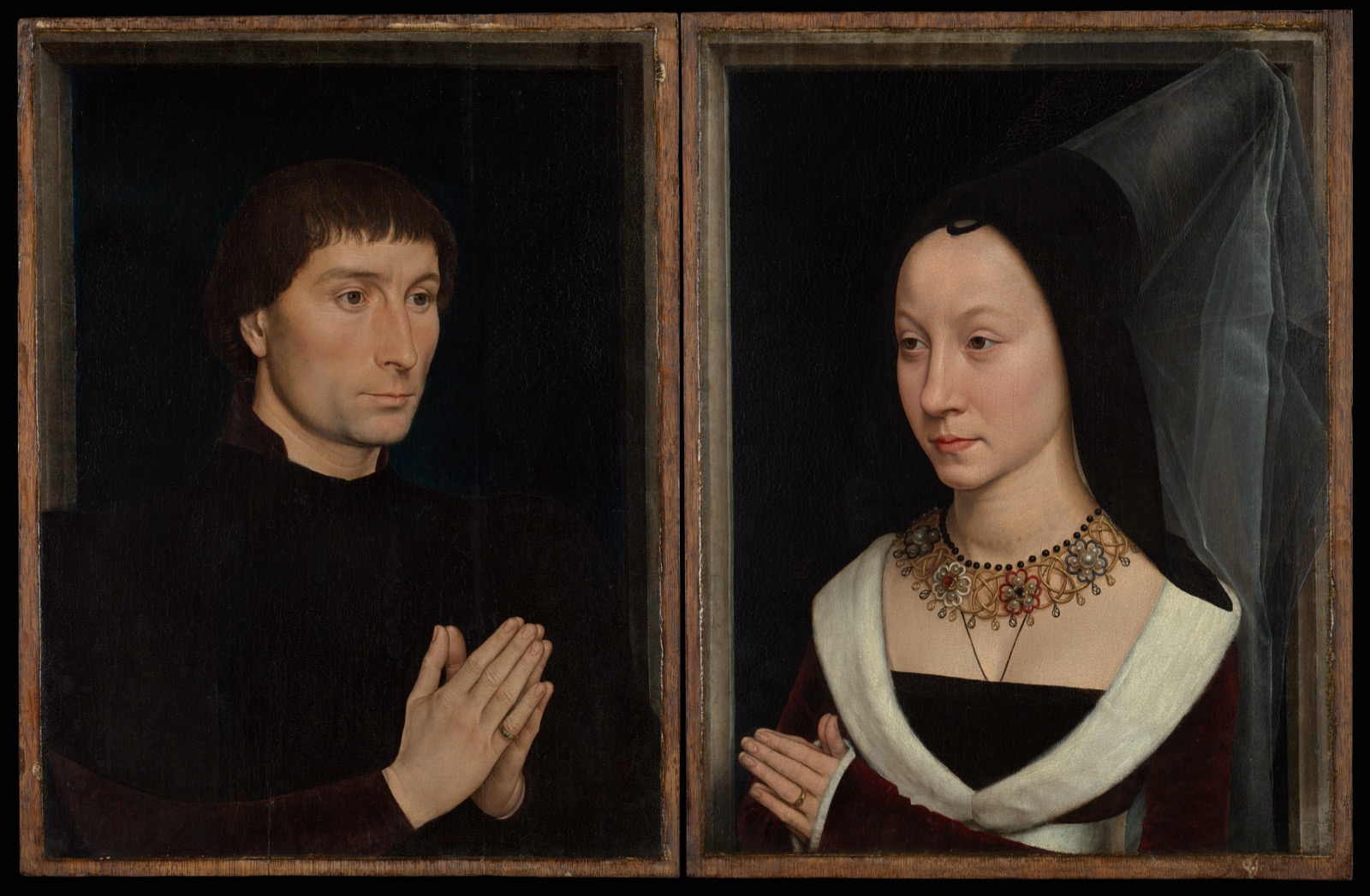 Deux panneaux : à gauche un homme en noir, à droite une jeune femme au haut hennin voilé et au collier d'orfèvrerie, tous deux les mains jointes en prière