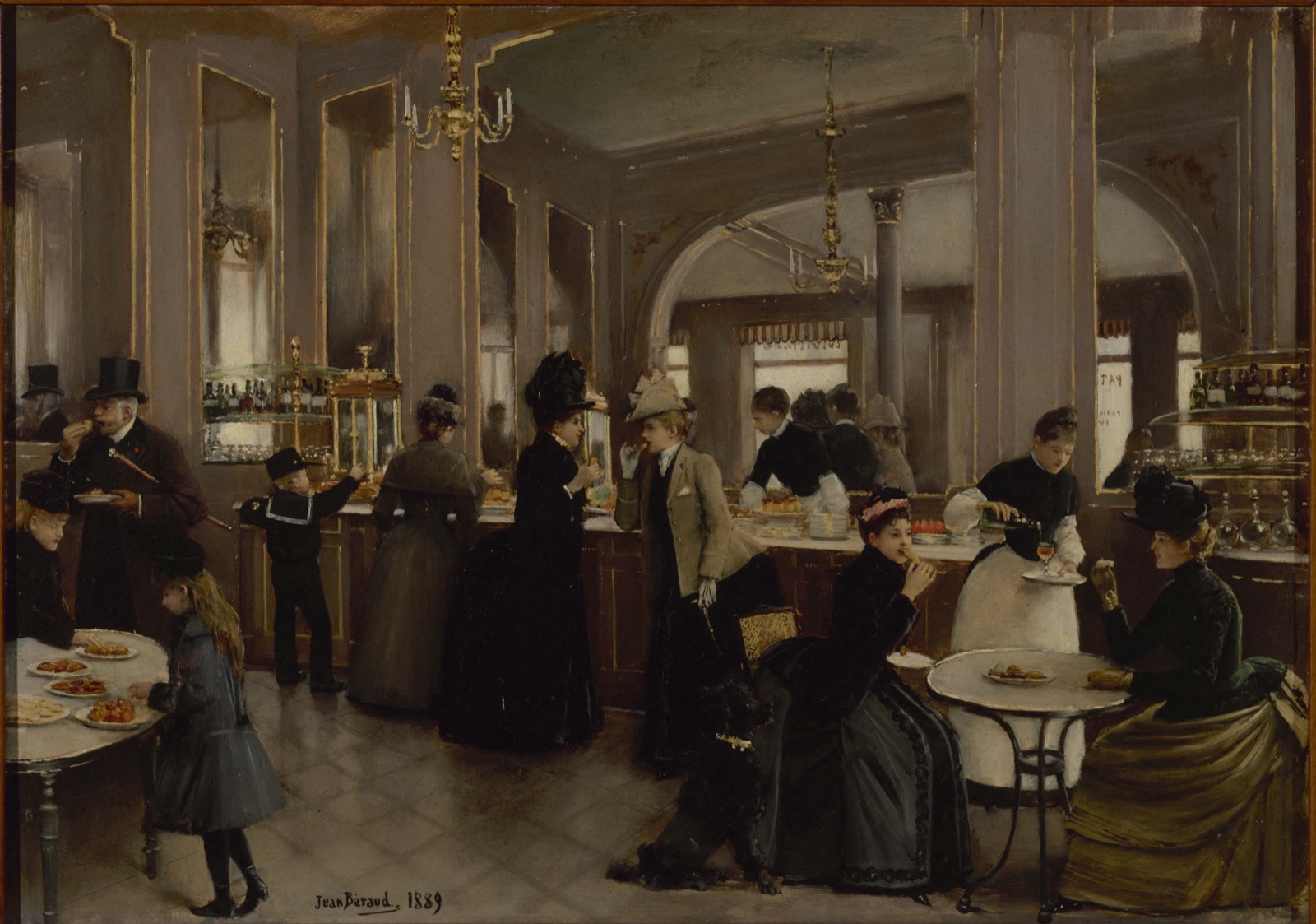 Dans une pâtisserie élégante aux murs garnis de miroirs et de lustres, des clients en tenue de ville goûtent des gâteaux au comptoir et à de petites tables de marbre