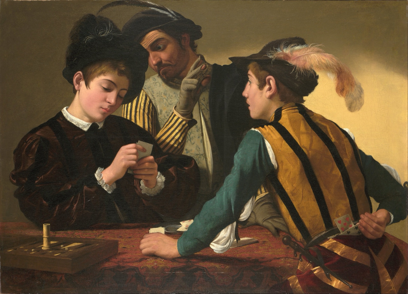 Autour d'une table de jeu, un jeune homme naïf regarde ses cartes tandis que, derrière lui, un complice fait des signes et qu'un autre joueur cache une carte dans son dos