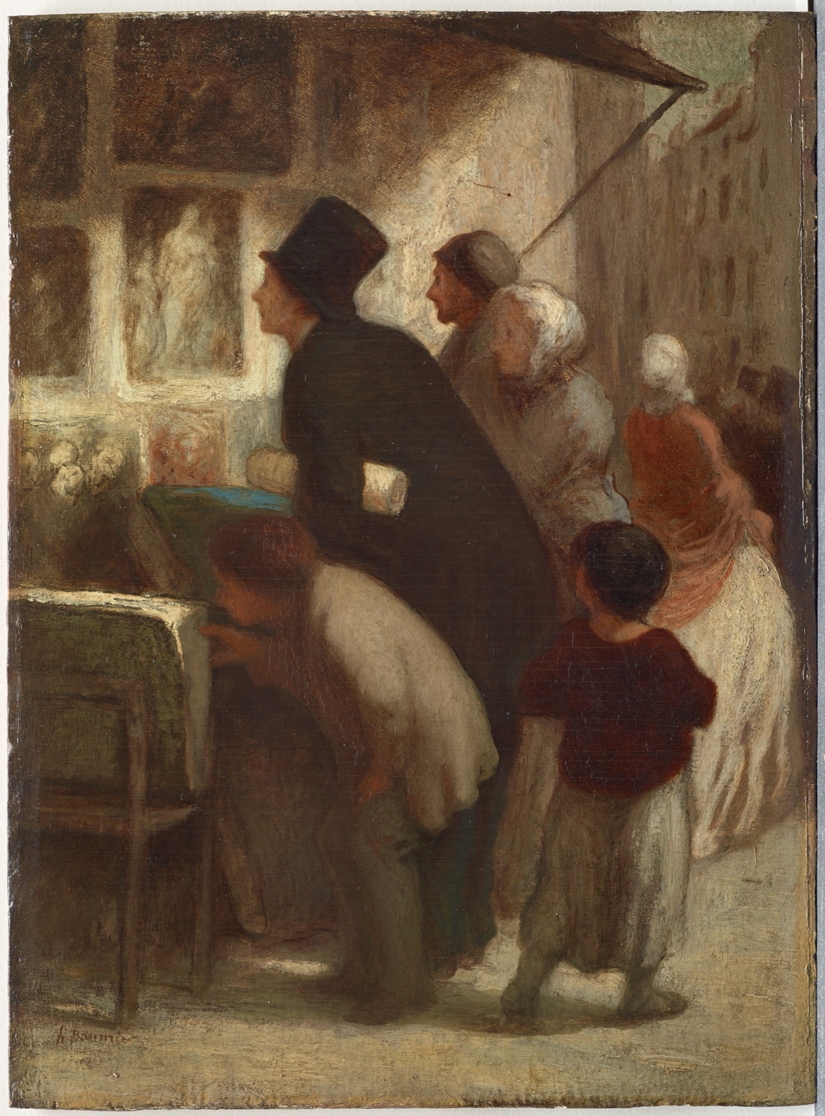 Devant la vitrine d'un marchand d'estampes, un homme en chapeau haut-de-forme se penche vers les images exposées ; derrière lui, d'autres passants et des enfants regardent aussi