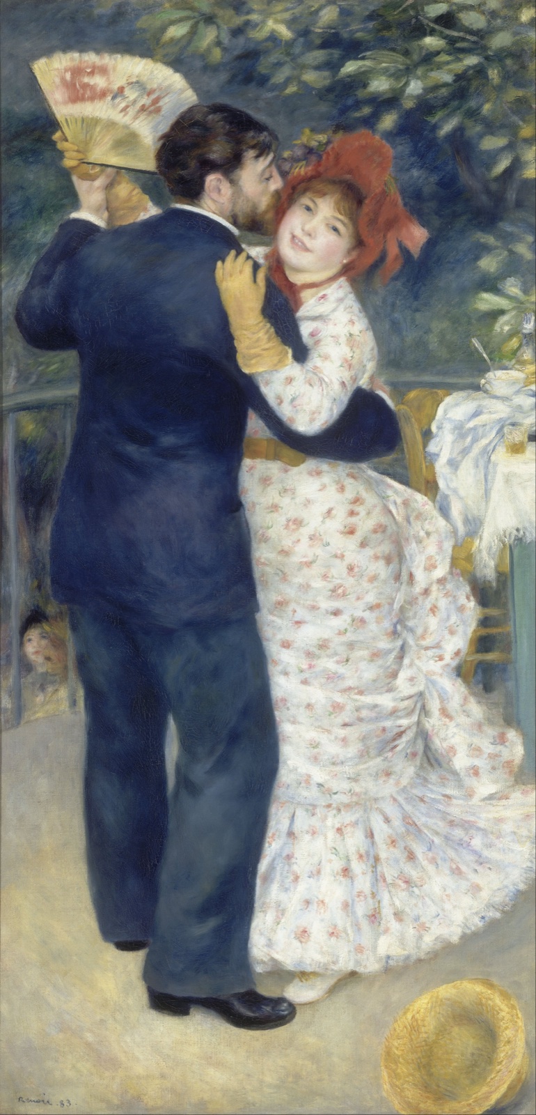 Un couple danse en plein air, l'homme de dos en costume bleu, la femme en robe blanche fleurie, souriante, un éventail rouge à la main ; un chapeau de paille est tombé au sol