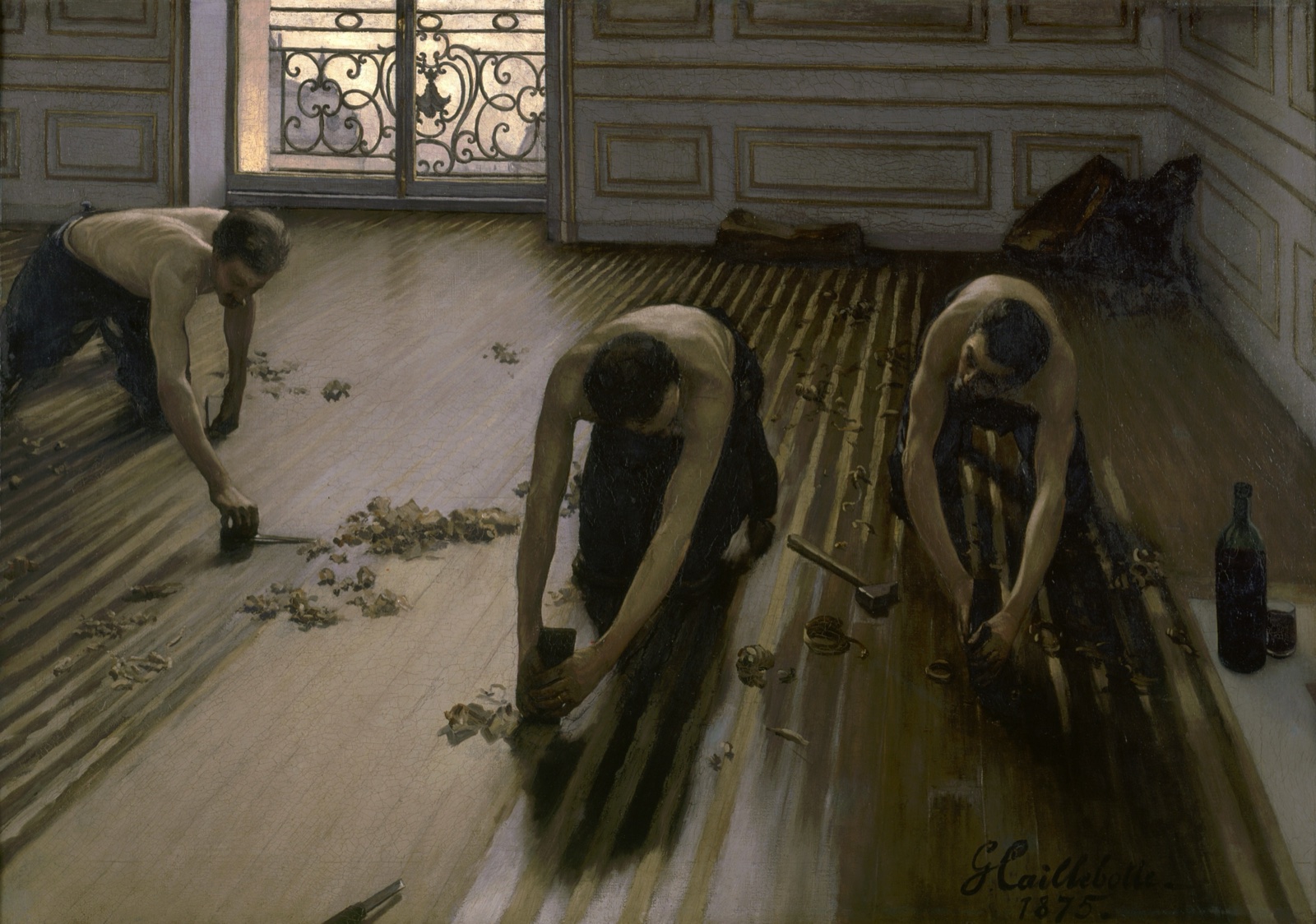 Dans une pièce vide aux boiseries claires, trois ouvriers torse nu, à genoux, raclent le parquet ; des copeaux s'enroulent sur le sol