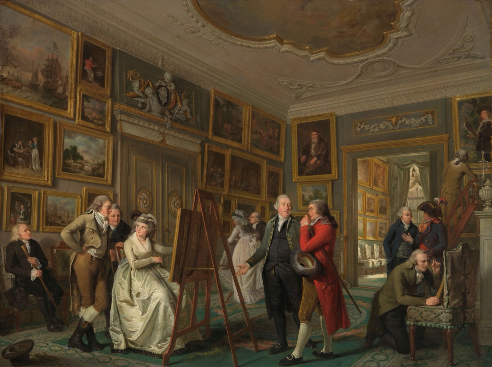 Dans un salon aux murs couverts de tableaux encadrés, des messieurs et une dame en costume de la fin du XVIIIe siècle examinent une toile posée sur un chevalet