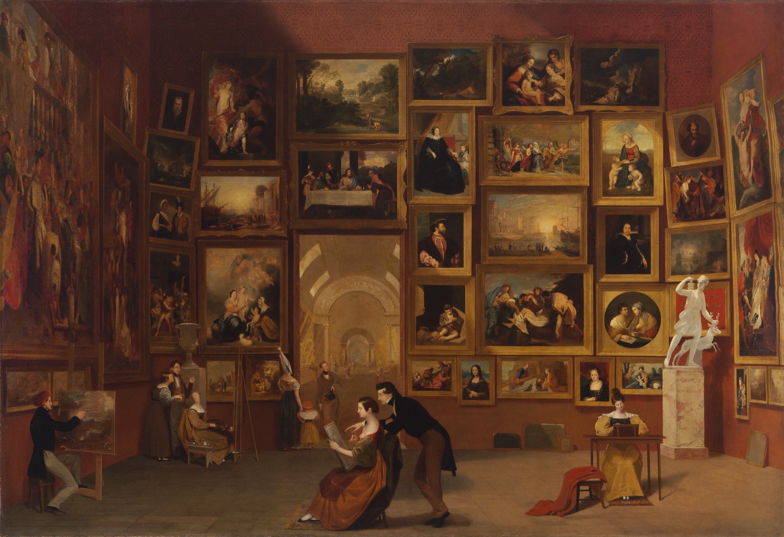 Une salle du Louvre dont les murs rouges sont couverts de dizaines de tableaux célèbres peints en réduction ; au premier plan, des visiteurs copient et regardent