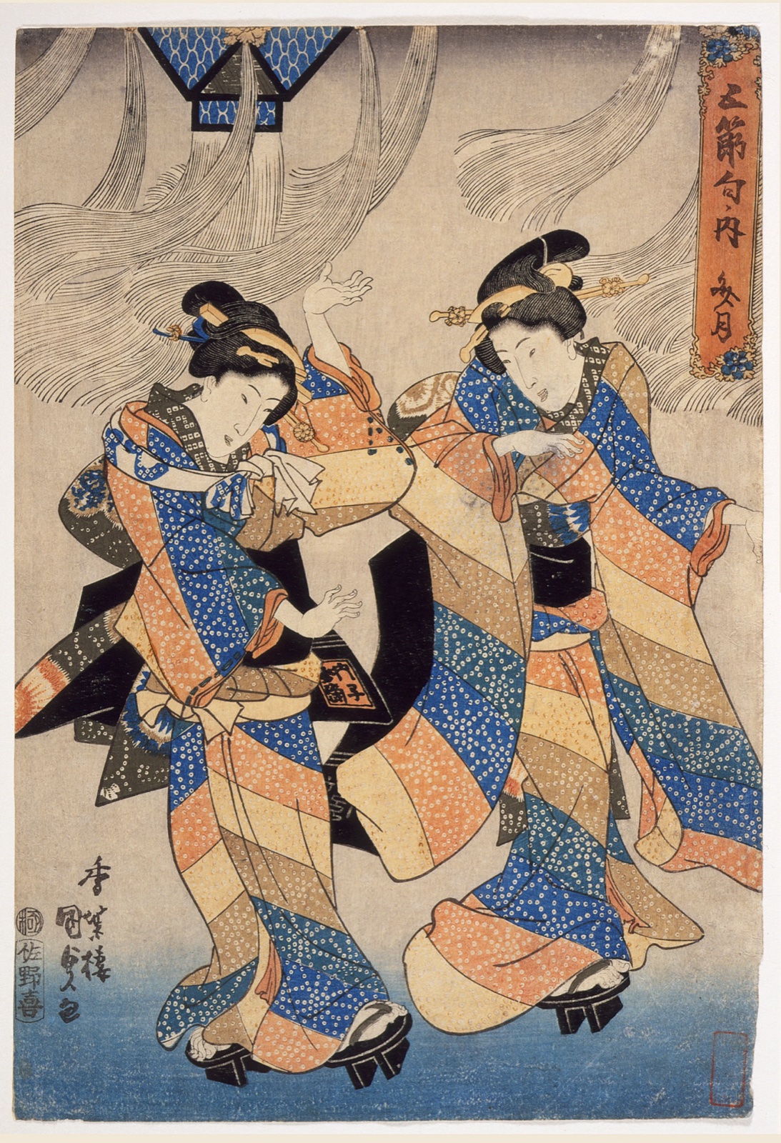 Estampe japonaise en couleurs : deux femmes en kimonos à motifs de losanges dansent sous des bambous, l'une agitant une longue manche