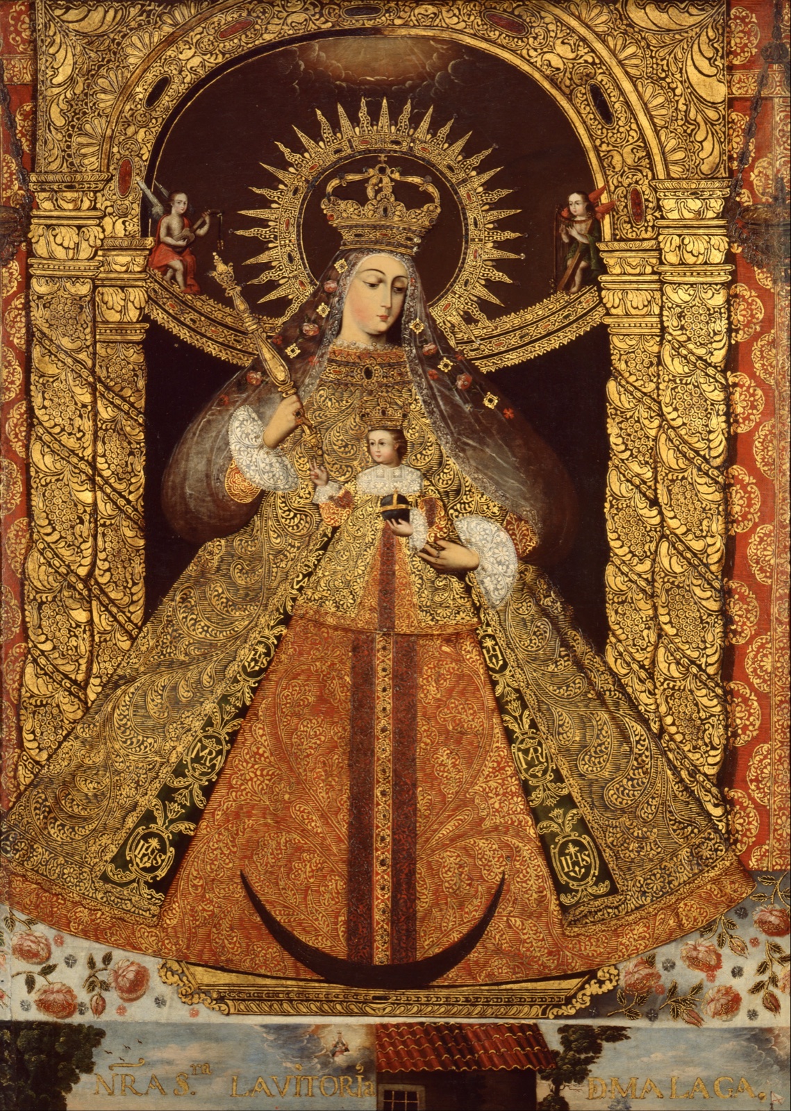 Vierge couronnée en robe brodée d'or, tenant l'Enfant, debout sur un croissant de lune dans une niche dorée, entourée d'angelots