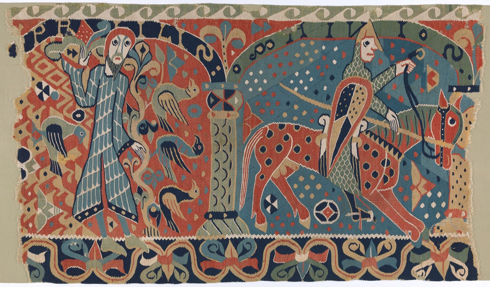Tapisserie aux couleurs vives : à gauche, un homme barbu en longue tunique près d'un arbre peuplé d'oiseaux ; à droite, un chevalier en cotte de mailles, armé d'une lance et d'un bouclier, sur un cheval tacheté