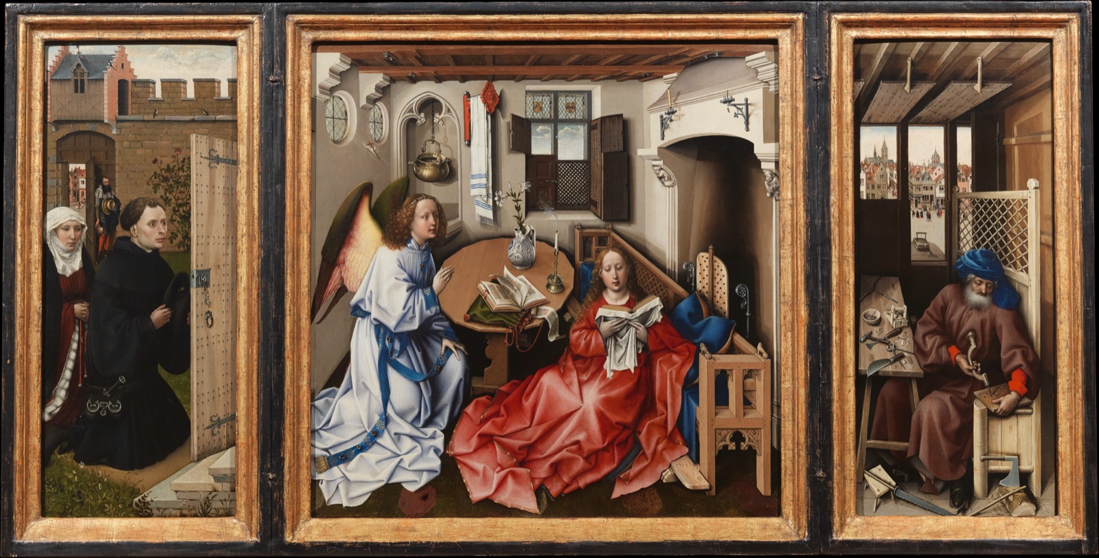 Triptyque : à gauche un couple agenouillé devant une porte ouverte, au centre l'ange et la Vierge lisant dans une chambre, à droite saint Joseph dans son atelier