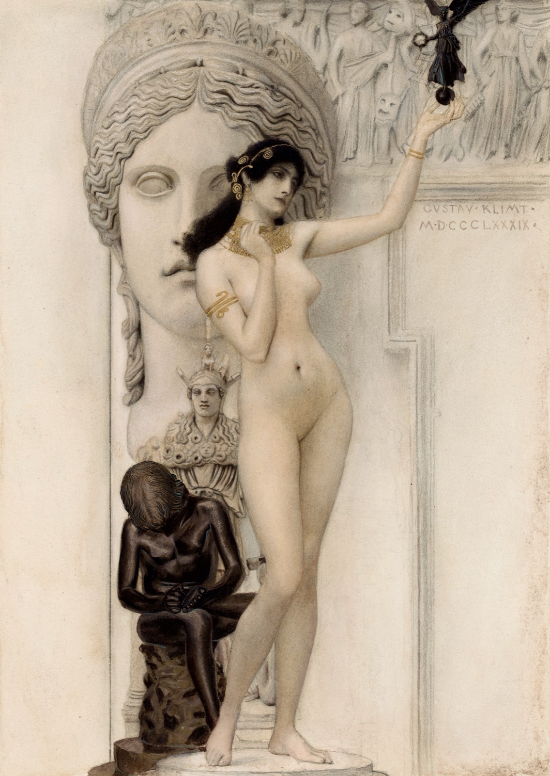 Une jeune femme nue, debout devant une grande tête de statue antique et des bustes, tient une petite figurine sombre à bout de bras