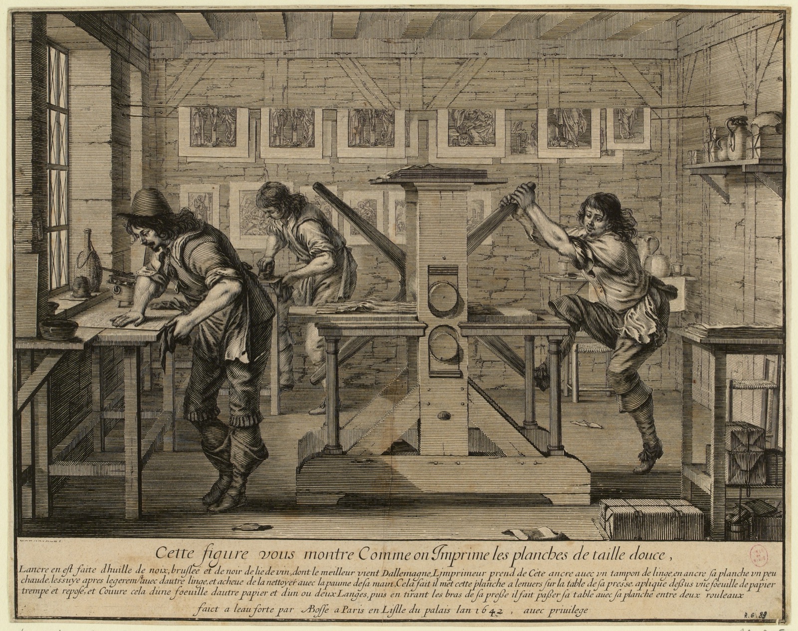 Atelier d'imprimeurs du XVIIe siècle : un ouvrier tire le bras d'une grande presse à étoile, un autre encre une plaque, des feuilles sèchent au plafond