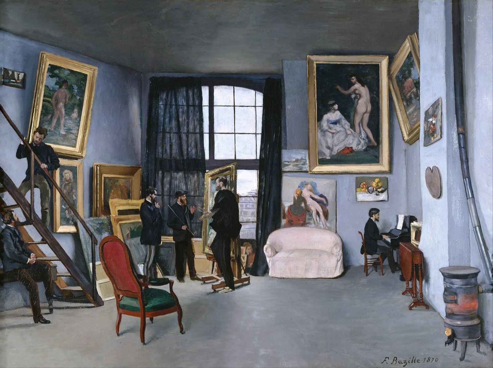 Un atelier haut de plafond aux murs couverts de toiles ; des visiteurs debout regardent un tableau posé sur le chevalet, un homme joue du piano, deux autres conversent près d'un escalier