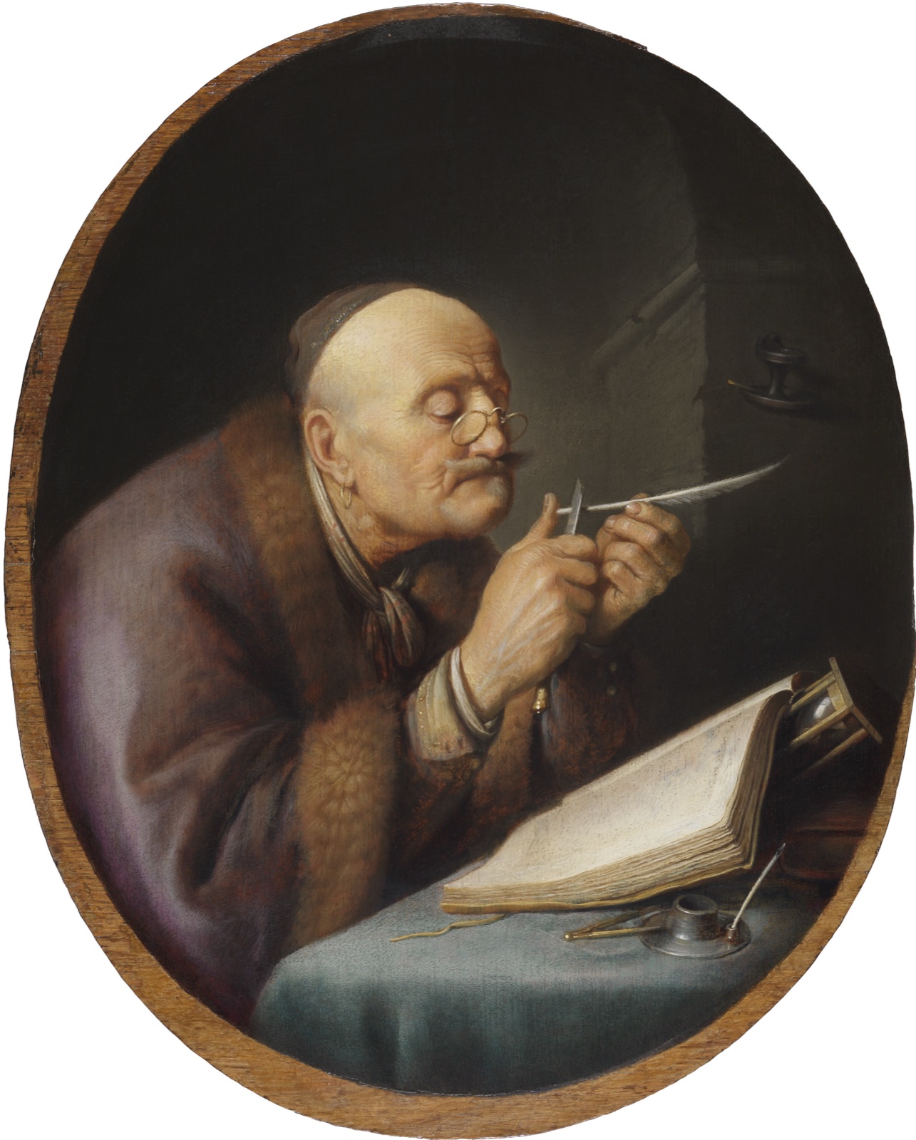 Dans un cadre ovale, un vieil homme à lunettes, vêtu d'une robe bordée de fourrure, taille sa plume au-dessus d'un grand registre ouvert