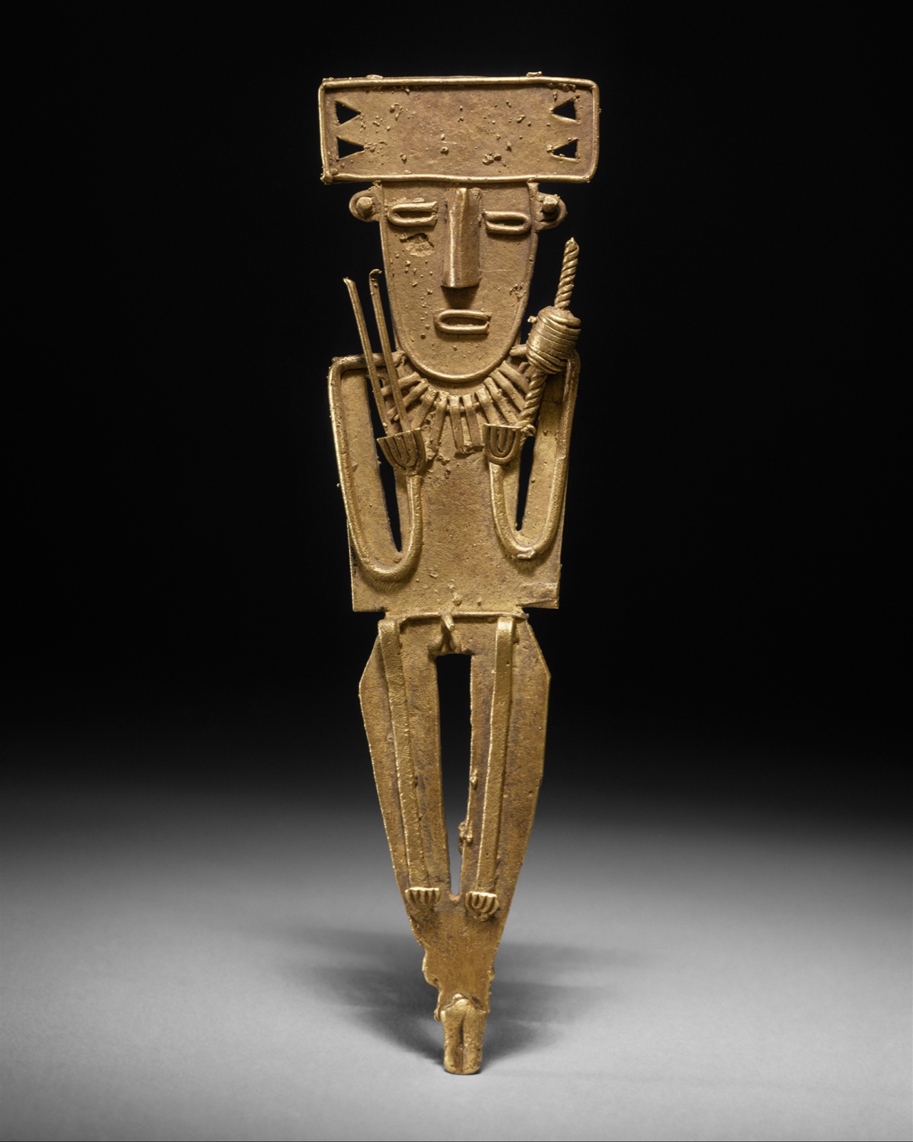 Figurine plate en or représentant un homme debout, coiffé d'une large parure rectangulaire, tenant des objets contre sa poitrine