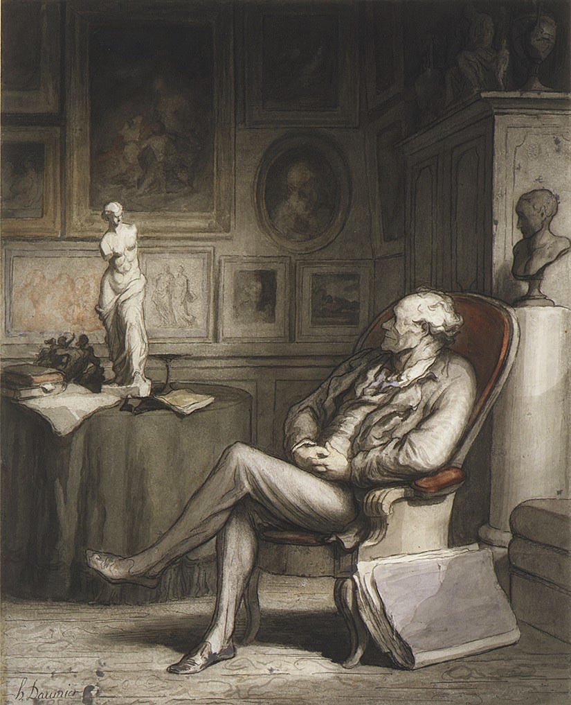 Dans un cabinet tapissé de tableaux, un homme âgé est assis dans un fauteuil, jambes croisées, et contemple une statuette de Vénus posée sur une table