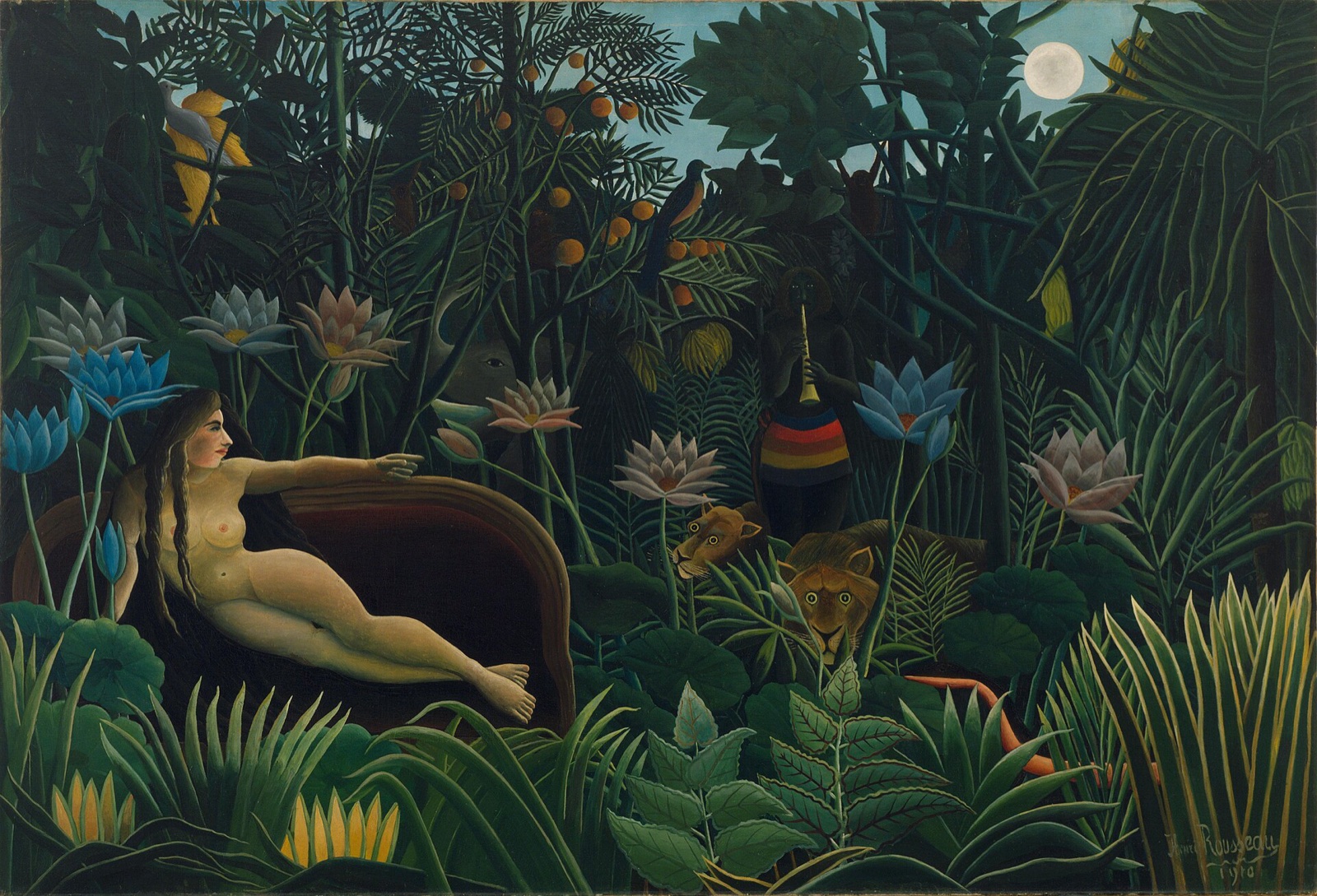 Dans une jungle luxuriante, une femme nue allongée sur un divan rouge tend le bras vers des lions et un charmeur de serpents qui joue de la flûte, sous une pleine lune