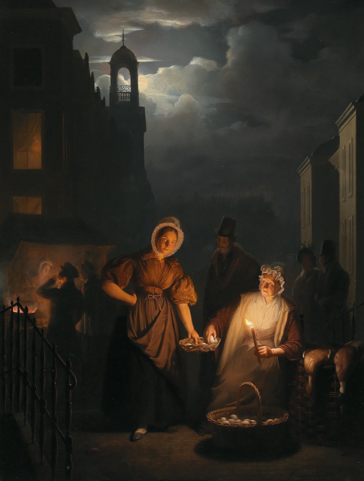 La nuit, dans une rue bordée de maisons, une vieille marchande éclairée par une bougie tend un œuf à une jeune femme qui tient un panier ; un homme en haut-de-forme observe la scène