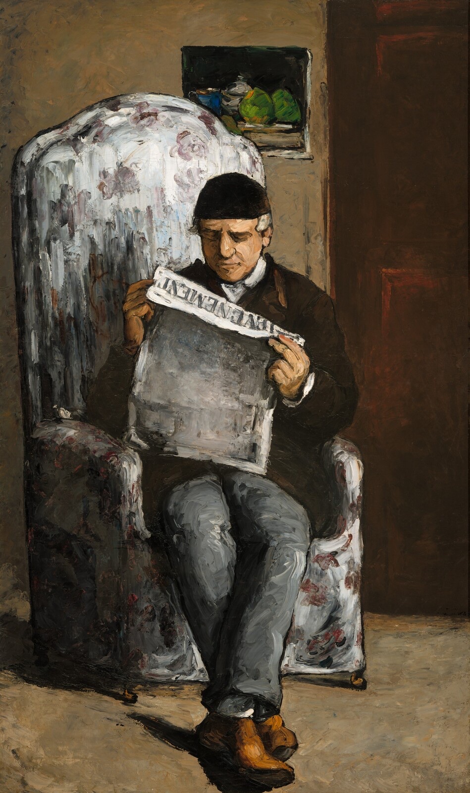 Un vieil homme en calotte noire, assis dans un grand fauteuil à motifs fleuris, lit un journal dont on déchiffre le titre, L'Événement