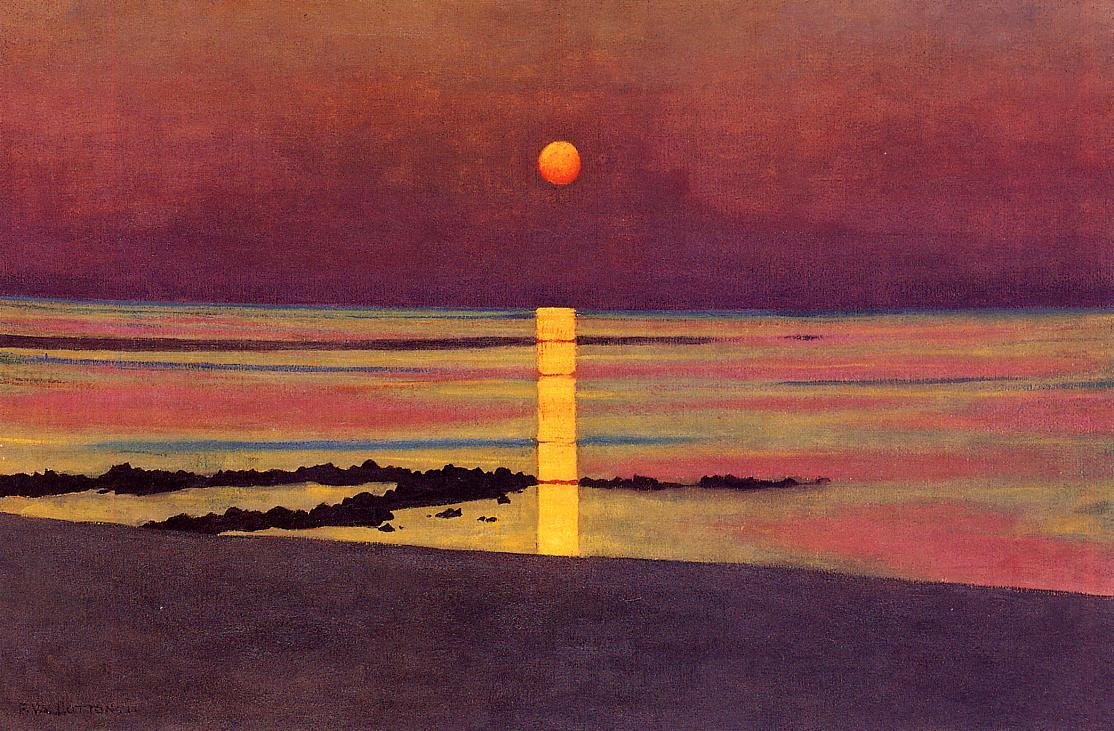 Un soleil orange dans un ciel pourpre au-dessus de la mer, son reflet formant une colonne jaune jusqu'à la grève, derrière une ligne de rochers sombres