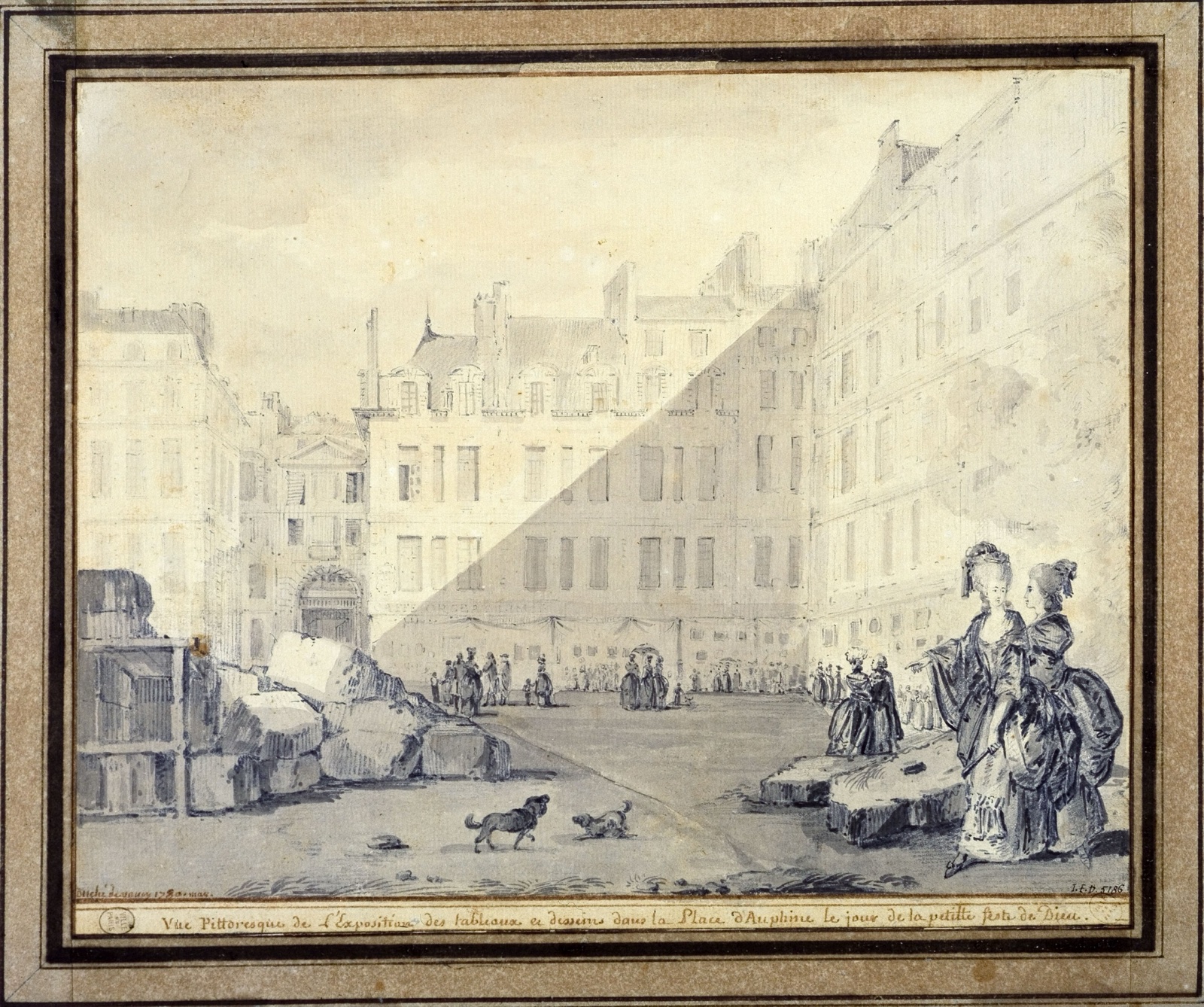 La place Dauphine à Paris : au rez-de-chaussée des immeubles, des tentures où sont accrochés de petits tableaux ; des promeneurs en habits du XVIIIe siècle s'arrêtent devant