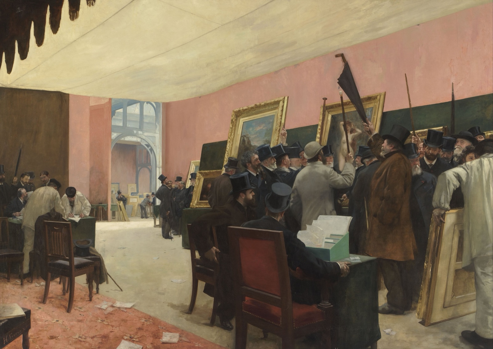 Dans un vaste hall, des hommes en habit noir et chapeau haut-de-forme examinent des toiles que des gardiens présentent une à une ; certains votent en levant leur canne ou leur parapluie