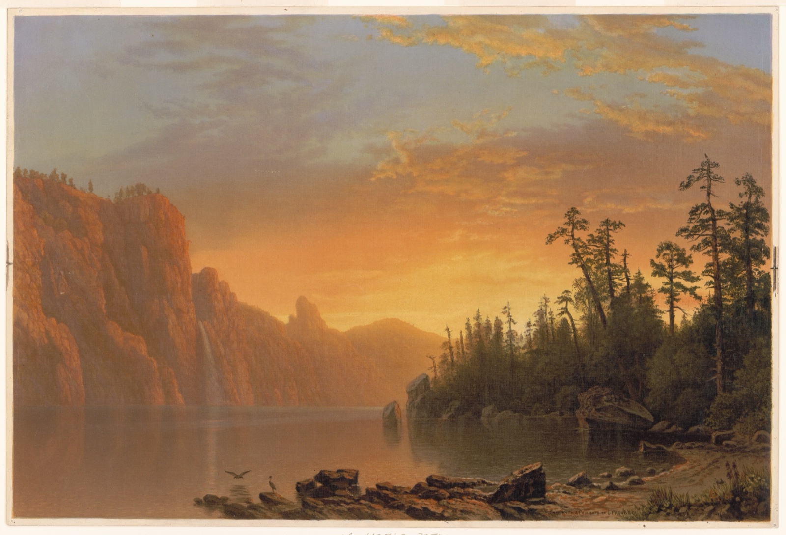 Paysage de lac au coucher du soleil : falaises orangées à gauche, sapins sombres à droite, ciel doré