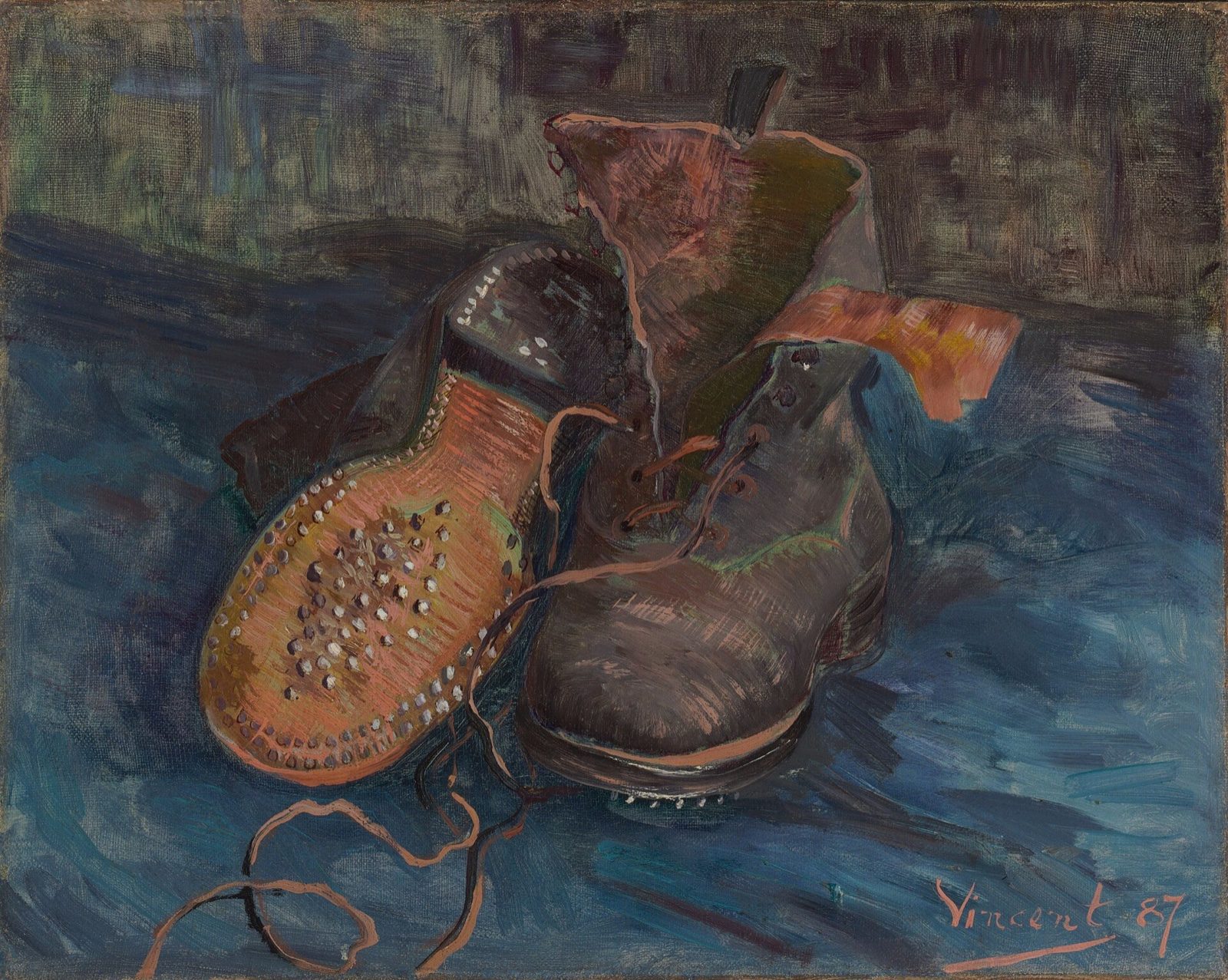 Deux grosses chaussures usées, l'une montrant sa semelle cloutée, les lacets défaits, sur un fond bleu