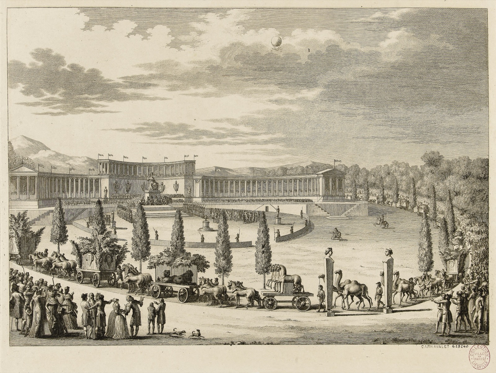 Un long cortège de chariots chargés de caisses et de statues, tirés par des chevaux, défile devant une foule, au pied d'un amphithéâtre à colonnes