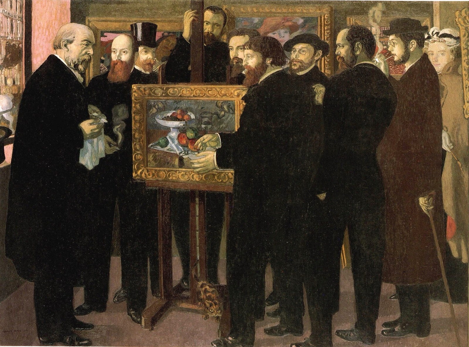 Une dizaine d'hommes en habits sombres, debout dans une boutique aux murs couverts de tableaux, entourent un chevalet portant une nature morte aux pommes