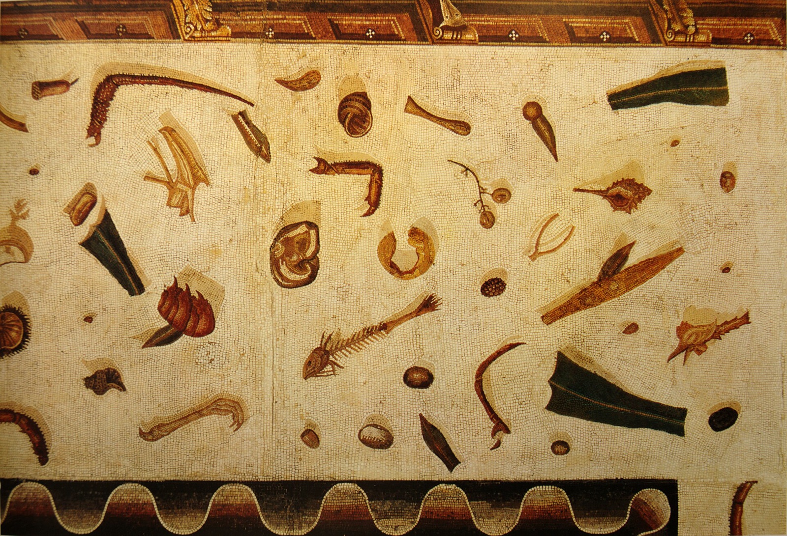 Sol de mosaïque blanc semé de restes de repas : arêtes de poisson, coquilles, pattes de crustacés, noyaux, feuilles
