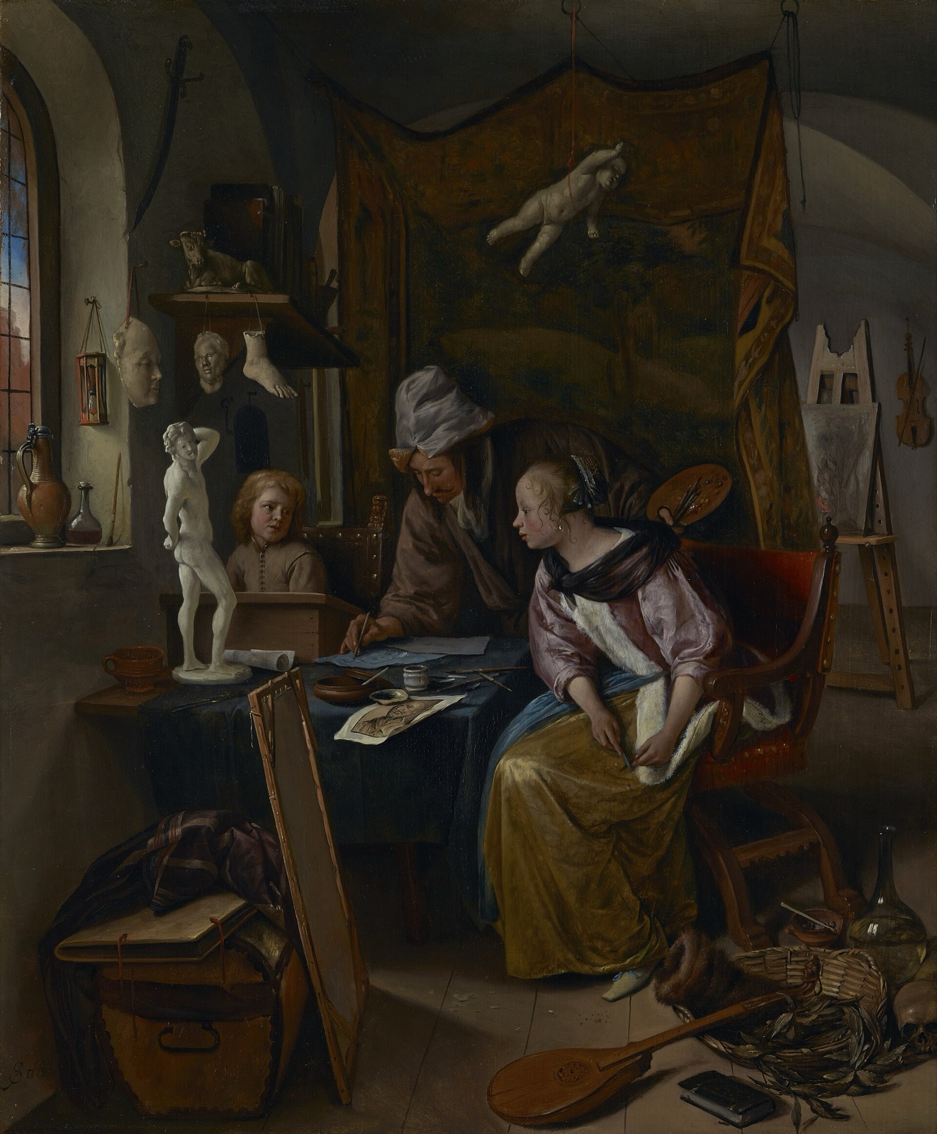 Dans un atelier encombré de plâtres et d'objets, un peintre âgé corrige le dessin d'une jeune femme assise, sous le regard d'un garçon
